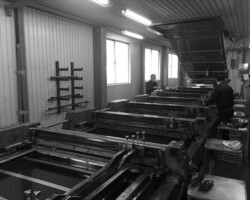 最大10色。フェイスタオルからおしぼり等の中型アイテムの生産ライン