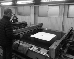 バインダーという樹脂にカラーを混ぜるプリントの総称。プリント後→乾燥という工程で仕上がります。ソフト顔料と呼ばれる顔料を使用しているので仕上がりもソフトです。比較的低コストで生産が出来ます。